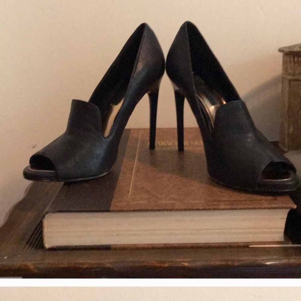 BCBG heel pump
